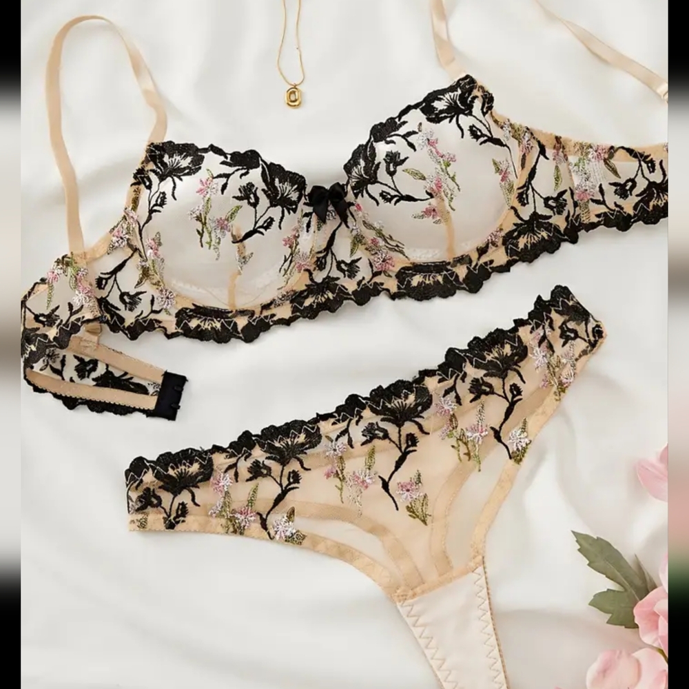 Nwt Lace Embroidered Bra & Panty Set  Medium